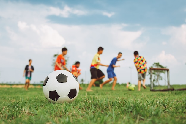 아이들의 다양성의 야외 액션 스포츠 재미 축구 축구