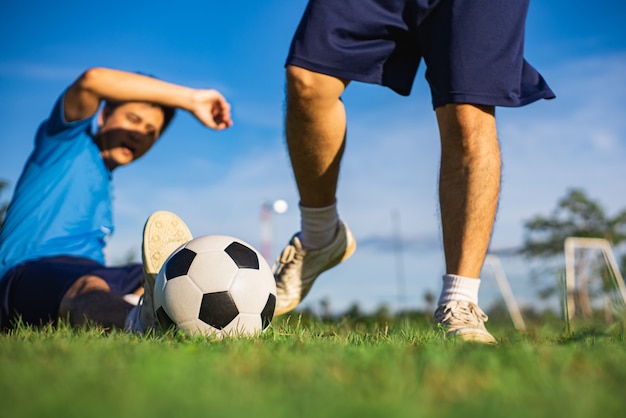 運動のためのサッカーサッカーを楽しんでいる男の子の屋外のアクションスポーツ。