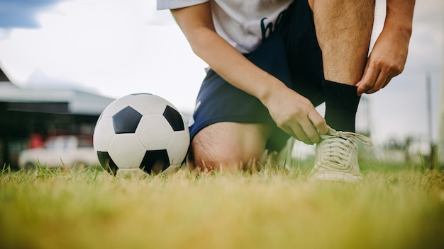 운동을 위해 축구를하는 축구 공 선수의 야외 활동 스포츠