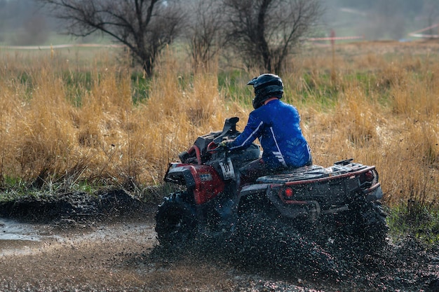 晴れた日に泥と水に乗ってアクティブな ATV と UTV