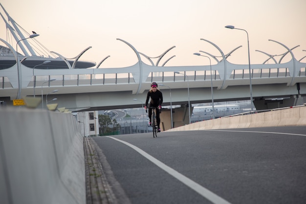 Ciclismo attivo attraverso il ponte