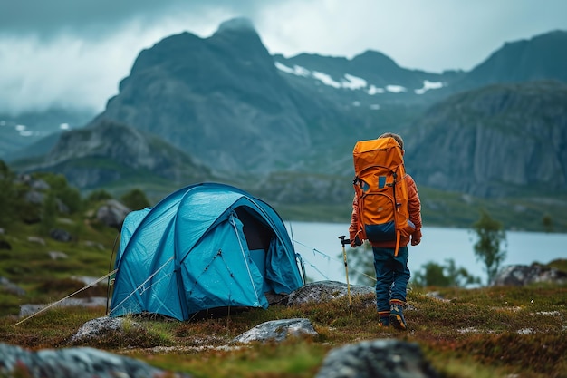 Foto avventura attiva per tutta la famiglia il bambino esplora le zone selvagge e montuose della norvegia con l'attrezzatura da campeggio