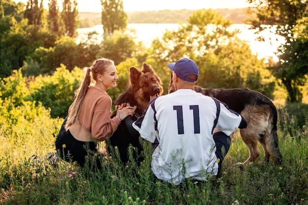 Foto activa famiglia fitness coppia amore per gli animali domestici addestramento del cane migliori razze di cani per la famiglia giovani