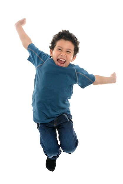 Активный счастливый мальчик прыгает с энергией