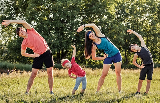Photo active healthy family working out together