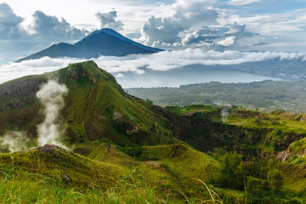 Действующий индонезийский вулкан Батур на тропическом острове Бали. Индонезия. Вулкан Батур Восход безмятежности. Рассветное небо на утро в горах. Безмятежность горного ландшафта, концепция путешествия