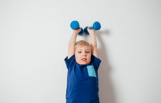 Foto bambini attivi che fanno sport seguendo l'esempio dei genitori