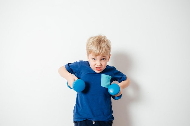 Bambini attivi che fanno sport seguendo l'esempio dei genitori