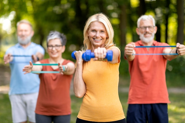 야외에서 함께 운동복 훈련을 받는 건강한 노인들의 활동적인 라이프스타일 그룹