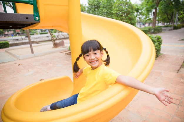 Активная маленькая девочка на детской площадке