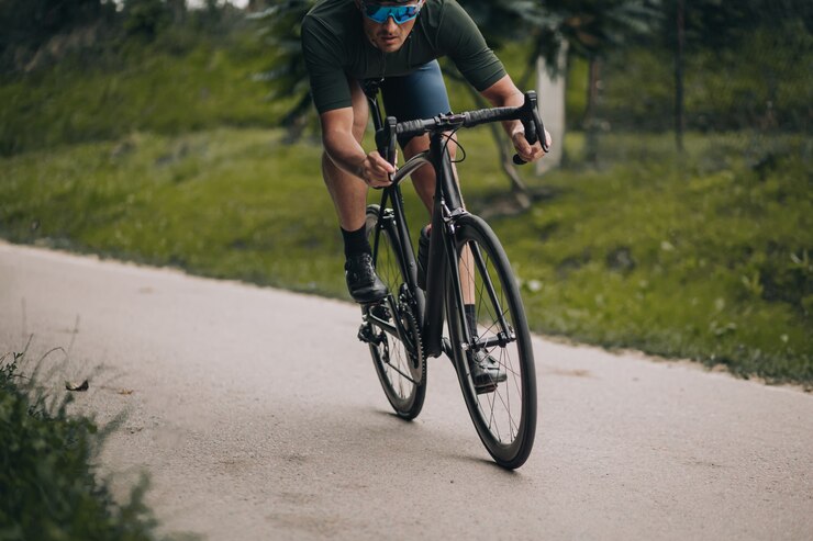Photo active male athlete using bike for training on fresh air
