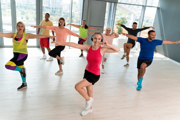 Persone attive che partecipano alla lezione di zumba