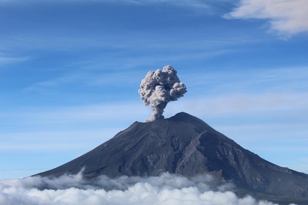Активный вулкан Попокатепетль в Мексике на фоне голубого неба