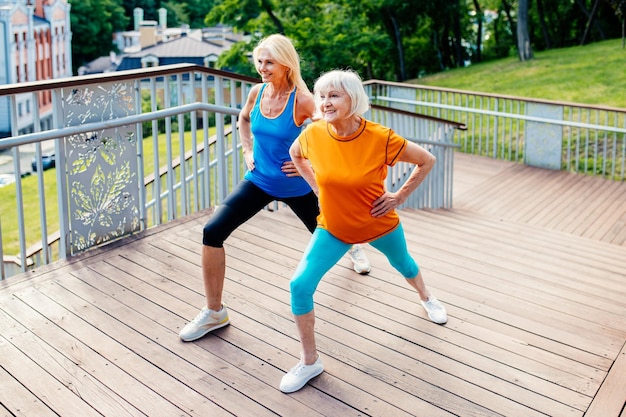 Photo active senior women doing fitness in a park