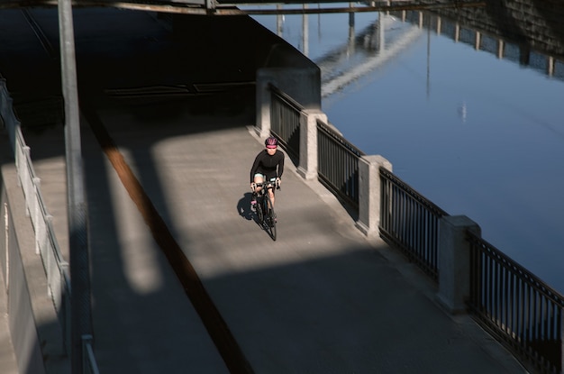 Photo active training on a bike in the evening on the embankment