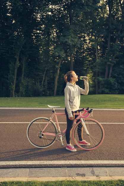 自転車でアクティブな女性