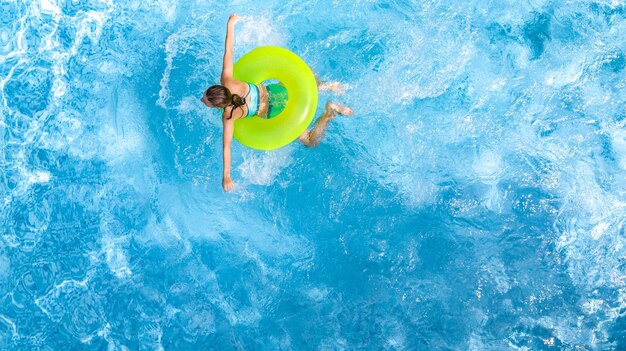 Photo active young girl in swimming pool aerial top view from above teenager relaxes and swims