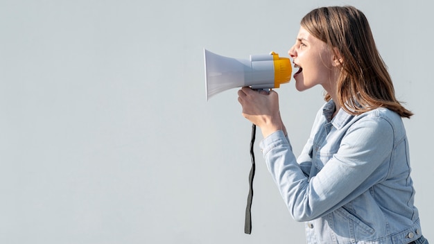 Foto activist met megafoon schreeuwen