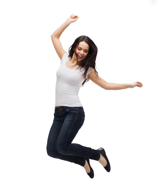 activiteit en geluk concept - glimlachend tienermeisje in witte lege t-shirt springen