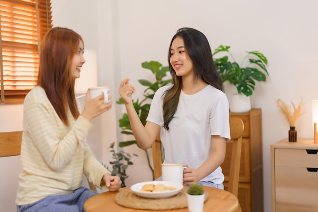 Activiteit thuis concept LGBT lesbisch koppel koffie drinken en samen praten in de woonkamer