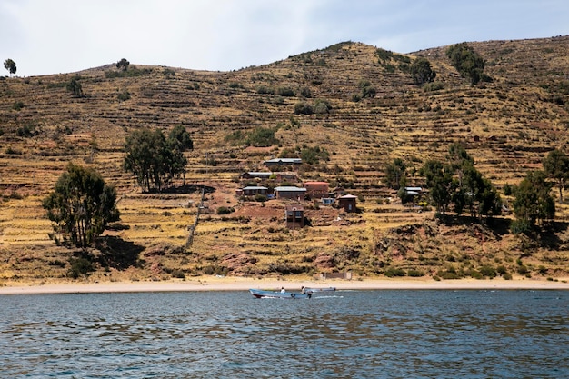 Activiteit van vissers en hun boten op het schiereiland Llachn aan het Titicacameer