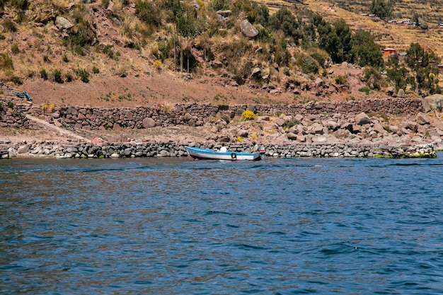 Activiteit van vissers en hun boten op het schiereiland Llachn aan het Titicacameer