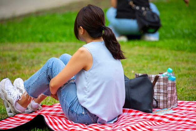 Activiteiten georganiseerd door de gemeenschap, weer samen genieten van het leven, picknicken en uitrusten op het gras