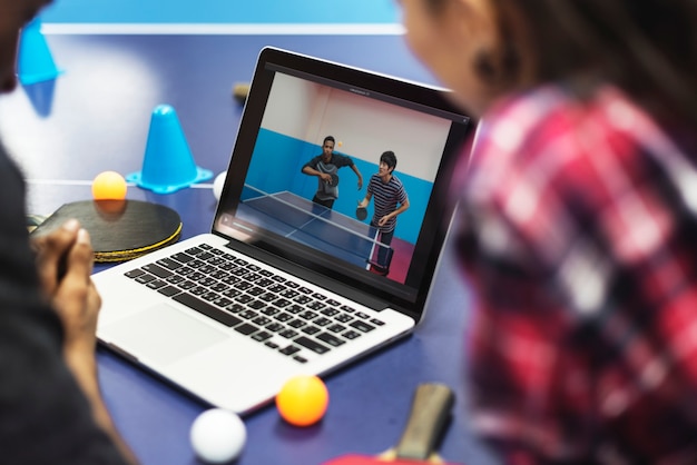 Activiteitvrienden die Tabletennis Concept spelen