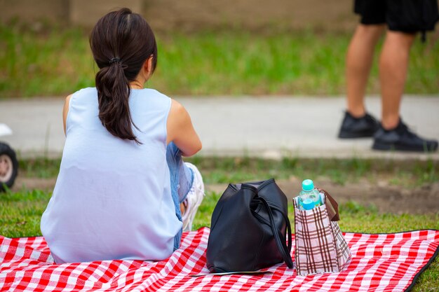 Attività organizzate dalla comunità, godersi di nuovo la vita insieme, fare picnic e riposarsi sull'erba