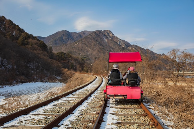 Photo activity trolley tram running on railway track in winter