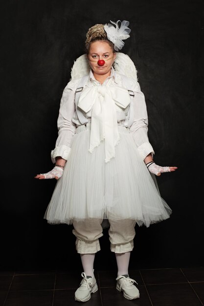 Foto attrice clown donna personaggio clown bianco