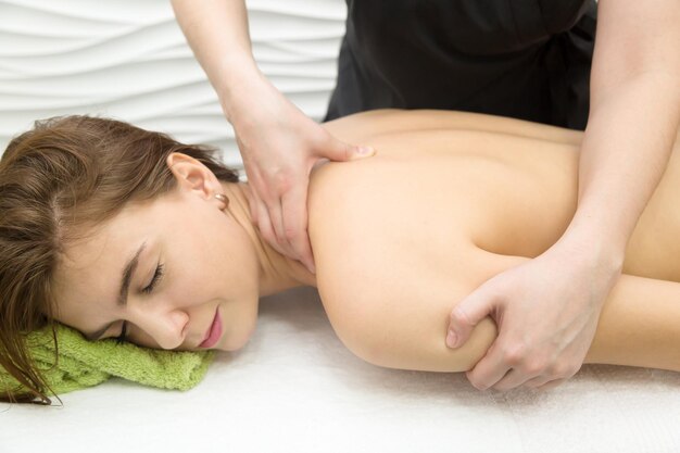 Photo acupressure medical massage the back of a young woman