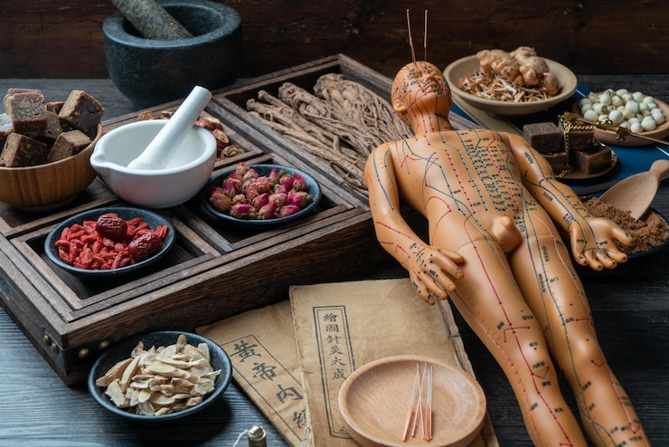 Foto acupunctuurpoppen en traditionele chinese geneeskunde staan op tafel