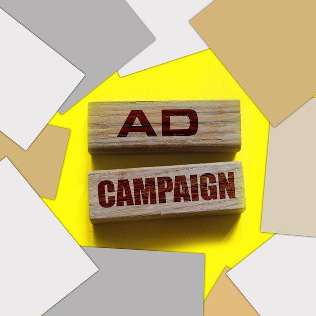 Yelow 배경 마케팅 광고 비즈니스 개념에 나무 블록에 광고 캠페인