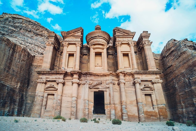 Ad Deir-klooster in de oude stad Petra Petra is de belangrijkste attractie van Jordanië Petra staat op de UNESCO-erfgoedlijst