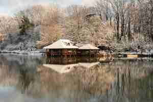 Photo ada safari natural lake on the peninsula ada ciganlija in winter belgrade serbia
