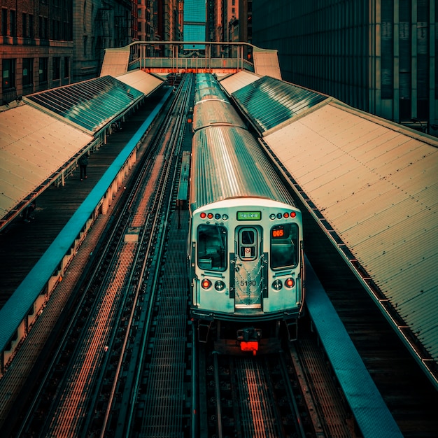 Линия поезда adams wabash в сторону chicago loop в чикаго