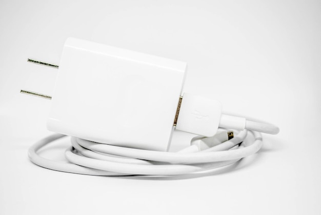 Adapter voor telefoonlading op witte achtergrond