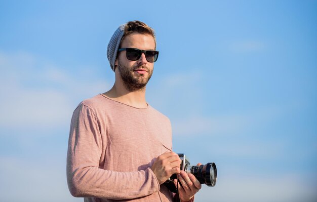 Добавление моментов жизни мачо с камерой путешествие с камерой мужской модный стиль выглядит модно захватывать приключенческий журналист сексуальный мужчина туристический репортер фотограф в очках