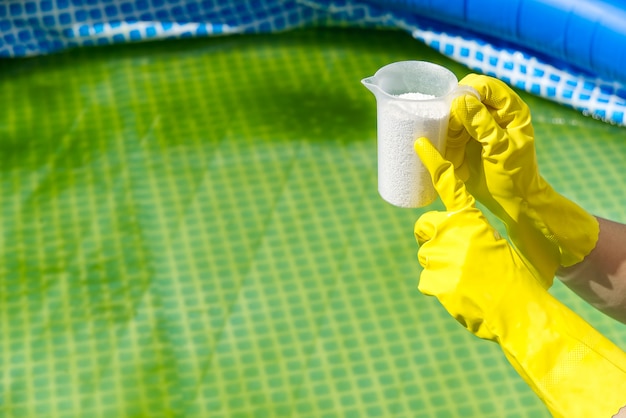 Addition of chlorine powder for the pool to remove algae and disinfect water.