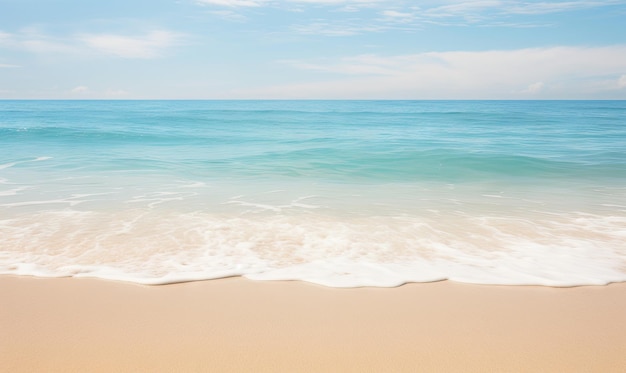 Adembenemend kusttafereel met turquoise wateren die goudkleurig zand ontmoeten en een dynamische golf die neerstort en de rauwe kracht en rust van de natuur laat zien