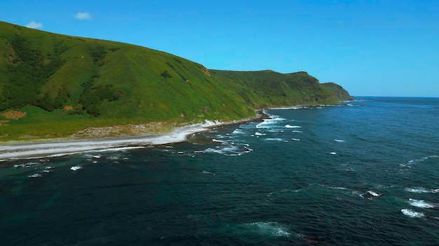 Adembenemend luchtbeeld van het zomerstrand kustlijn clip wilde lege kust en groene velden