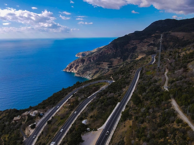 adembenemend luchtfoto van zee en snelweg