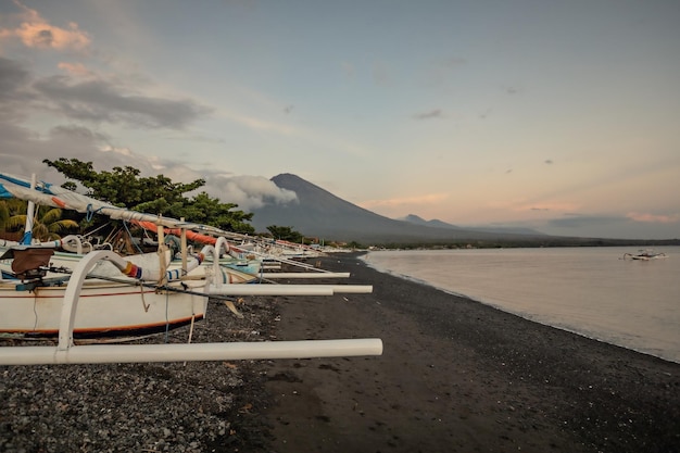 Adembenemend uitzicht op de vulkaan Agung vanaf het strand van Amed in Bali, Indonesië