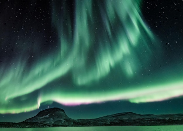 Adembenemend uitzicht op het noorderlicht of Aurora Borealis in Lapland, Finland