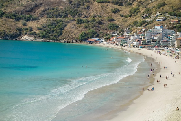 adembenemend uitzicht op het strand van Prainha in Arraial do Cabo, Brazilië, op een zonnige dag. Panoramisch