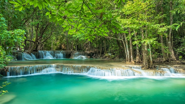 Adembenemende groene waterval bij diep bos, Erawan-waterval