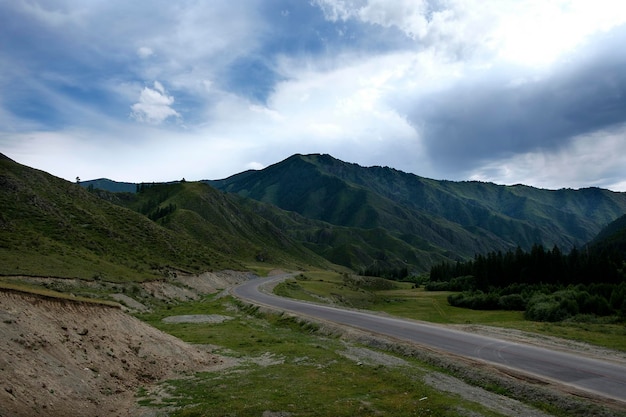 adembenemende landschappen tijdens het reizen in de zomer Altai