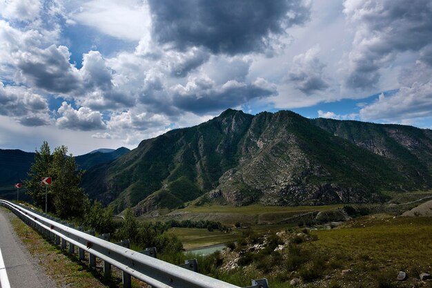 adembenemende landschappen tijdens het reizen in de zomer Altai