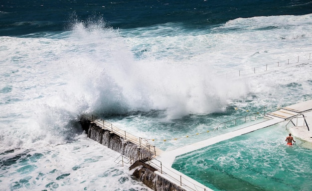 Adembenemende luchtfoto van het buitenzwembad op Bondi Beach, Australië